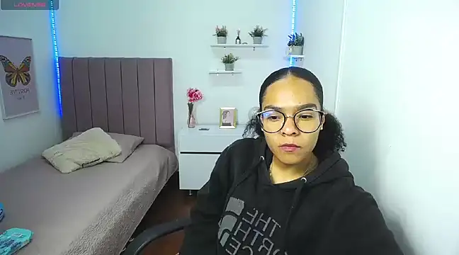 Nina lovee  online show from March 15, 2025, 12:34 pm