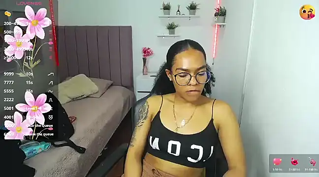 Nina lovee  online show from March 15, 2025, 6:43 pm
