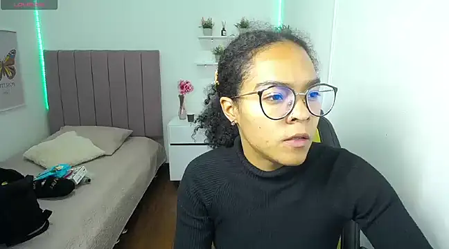 Nina lovee  online show from March 18, 2025, 12:47 pm