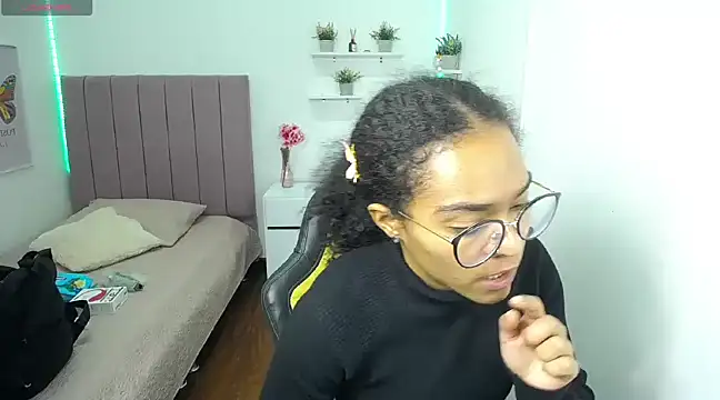 Nina lovee  online show from March 18, 2025, 3:53 pm
