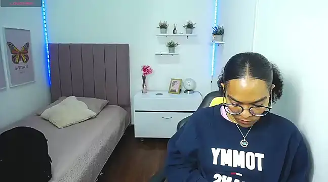 Nina lovee  online show from March 20, 2025, 3:25 pm