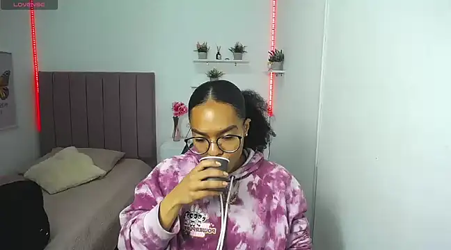 Nina lovee  online show from March 21, 2025, 12:39 pm