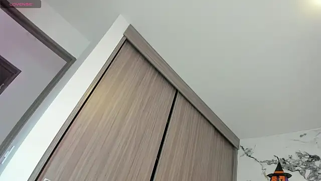 Annaross2 online show from November 1, 2025, 7:16 pm