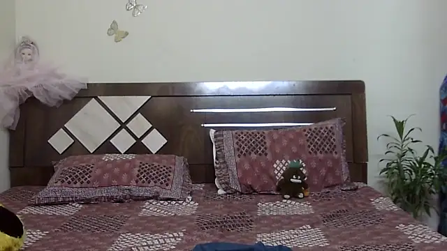 lovelydesi21 online show from April 18, 2026, 5:33 am