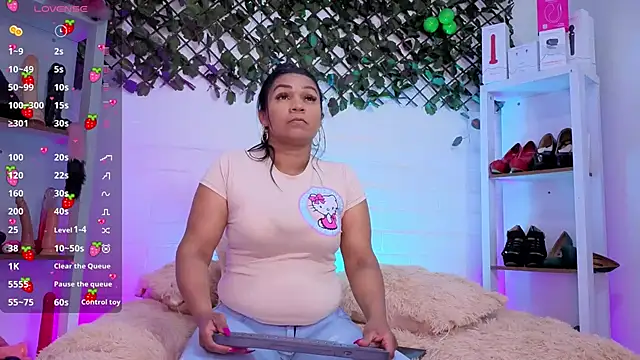 Snapshot of louise_nails chatting on June 30, 2026, 6:42 pm louise nails online show from June 30, 2026, 6:42 pm