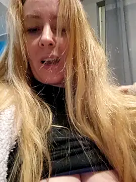 Snapshot of VictoriaMiami chatting on December 8, 2024, 12:40 am VictoriaMiami online show from December 8, 2024, 12:40 am