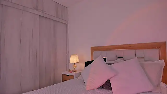 missjuliaa  online show from January 30, 2025, 3:22 am
