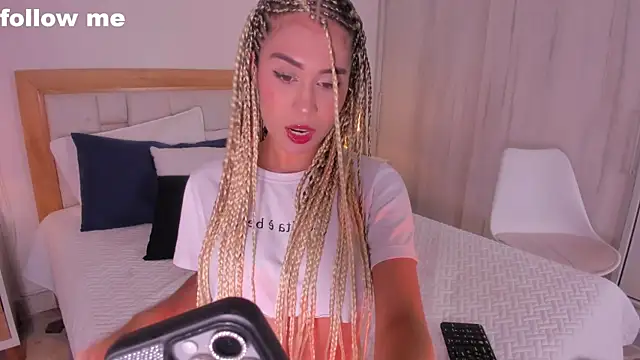 missjuliaa  online show from February 27, 2025, 3:25 am