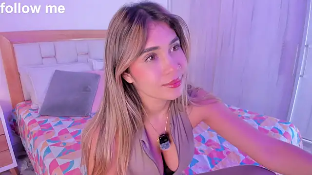 missjuliaa  online show from September 9, 2025, 3:06 am