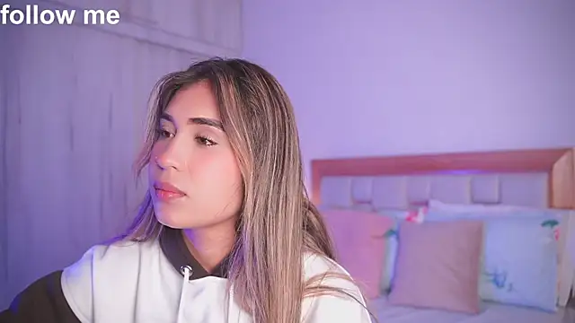 missjuliaa  online show from September 19, 2025, 3:08 am