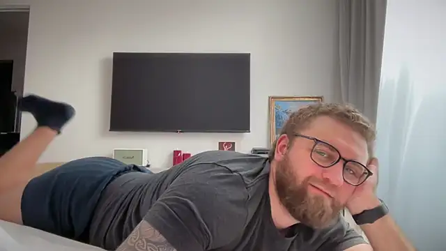 Bear bear  online show from April 22, 2026, 9:33 am