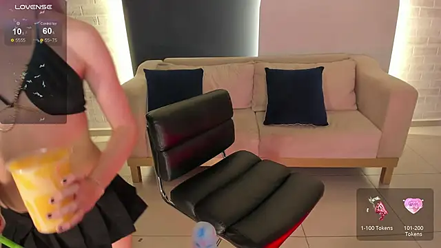 JuanitaClay online show from March 18, 2025, 11:53 pm