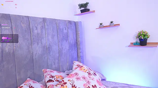 Snapshot of lara_giraldo chatting on September 18, 2025, 12:51 pm lara giraldo online show from September 18, 2025, 12:51 pm