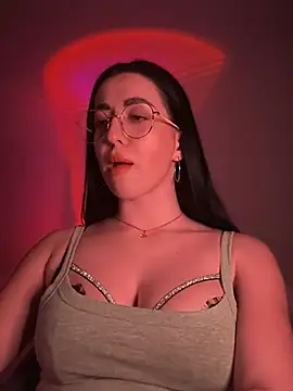 Snapshot of Emylia chatting on February 25, 2025, 7:47 pm Emylia online show from February 25, 2025, 7:47 pm