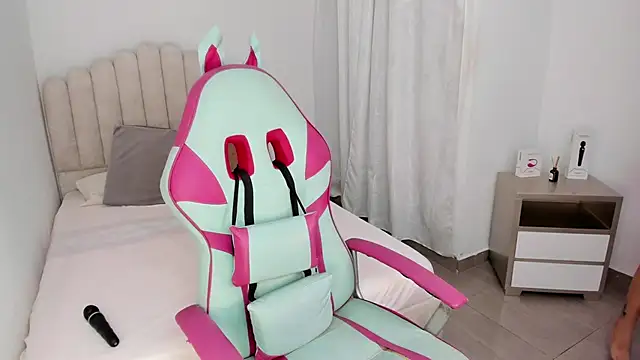 sofia henaok online show from February 7, 2025, 11:03 pm