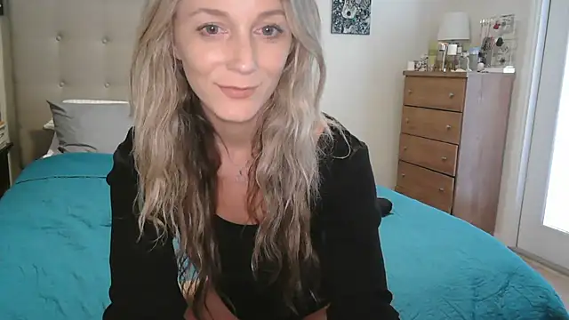 Heyitsmee33 online show from September 23, 2025, 6:11 pm