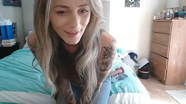 Snapshot of Heyitsmee33 chatting on May 9, 2026, 2:22 pm Heyitsmee33 online show from May 9, 2026, 2:22 pm