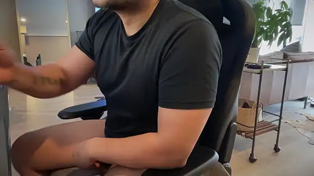 HungandThickLatin online show from January 26, 2025, 10:02 pm