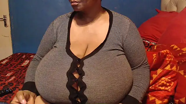 CUTEFIRMMELONSS online show from November 8, 2025, 7:56 pm