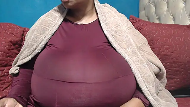 CUTEFIRMMELONSS online show from May 24, 2026, 5:23 am