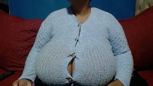 CUTEFIRMMELONSS online show from May 27, 2026, 8:17 pm