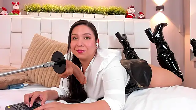 Isabella Daniell online show from December 25, 2024, 6:52 pm