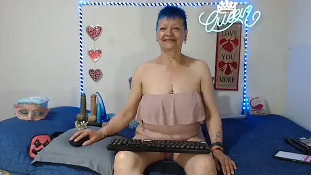 loquitaqueen011 online show from April 4, 2026, 2:36 pm