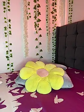 Snapshot of DazedGlade chatting on November 9, 2025, 12:47 pm DazedGlade online show from November 9, 2025, 12:47 pm