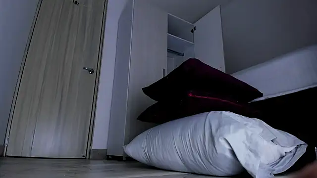 Skarleth69 online show from November 11, 2025, 1:05 am