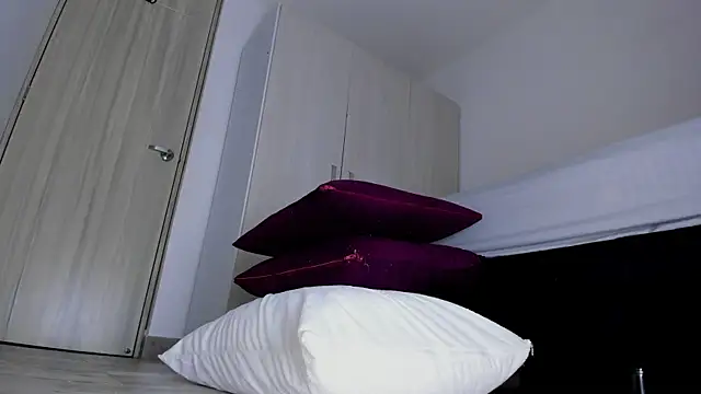 Skarleth69 online show from November 12, 2025, 2:12 am