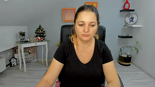 LollaGirl online show from December 23, 2024, 4:22 am