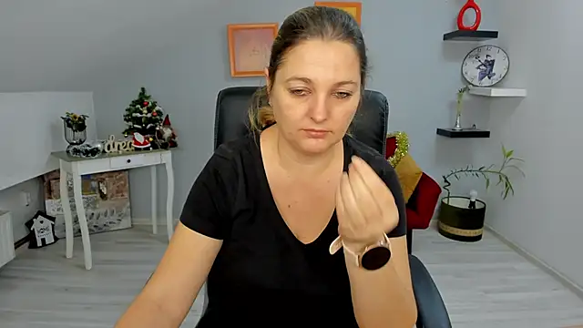 LollaGirl online show from December 27, 2024, 4:47 am
