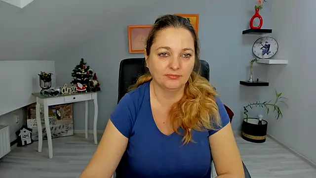 LollaGirl online show from December 30, 2024, 4:31 am