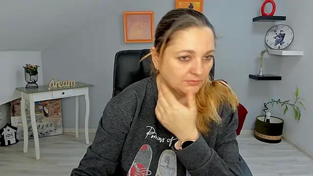 LollaGirl online show from January 9, 2025, 4:19 am