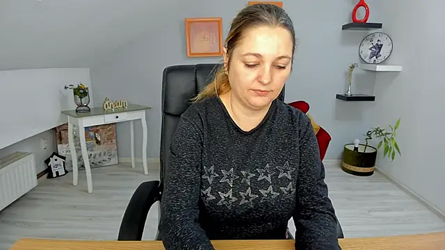 LollaGirl online show from January 14, 2025, 4:25 am