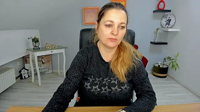 LollaGirl online show from January 15, 2025, 4:15 am