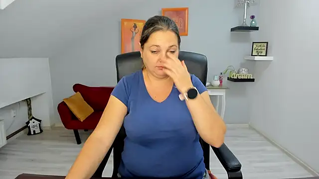 LollaGirl online show from October 21, 2025, 3:18 am