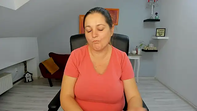 LollaGirl online show from November 3, 2025, 4:25 am