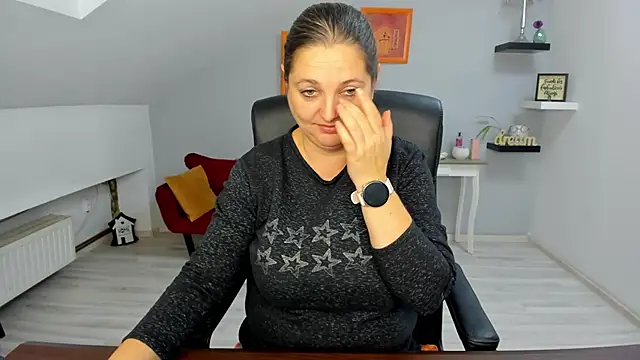 LollaGirl online show from November 5, 2025, 4:23 am