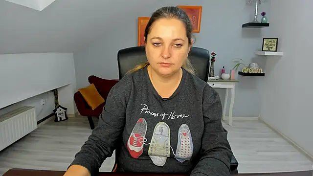 LollaGirl online show from November 6, 2025, 4:24 am