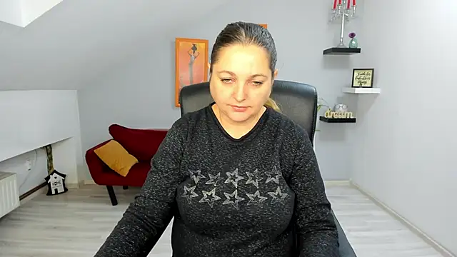 LollaGirl online show from November 26, 2025, 4:13 am