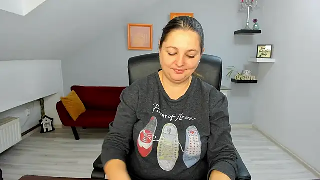 LollaGirl online show from December 18, 2025, 4:29 am