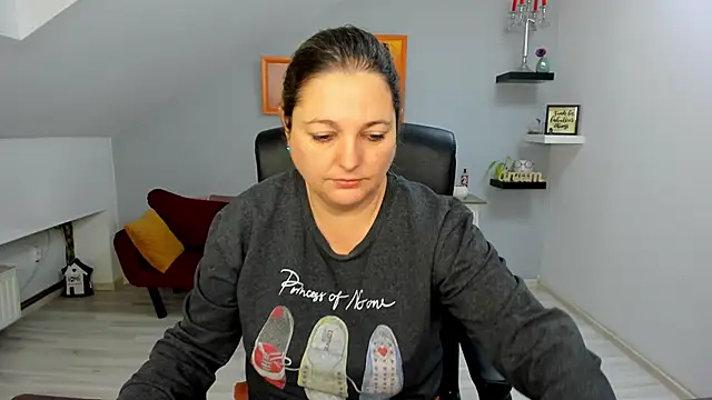 LollaGirl online show from January 13, 2026, 4:18 am