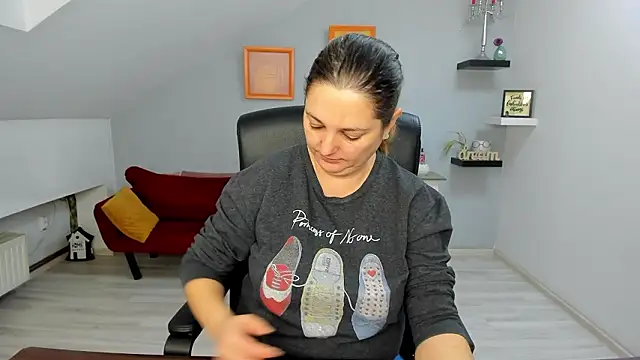 LollaGirl online show from February 3, 2026, 4:10 am