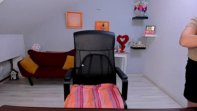 LollaGirl online show from February 12, 2026, 4:29 am