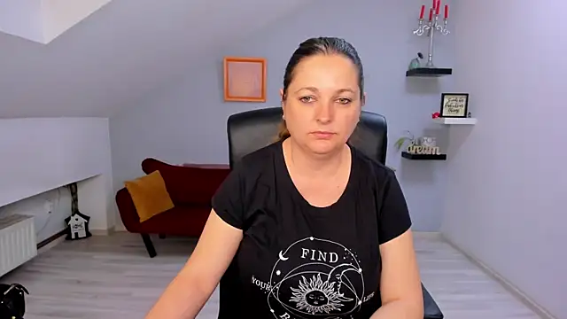 LollaGirl online show from April 21, 2026, 3:24 am