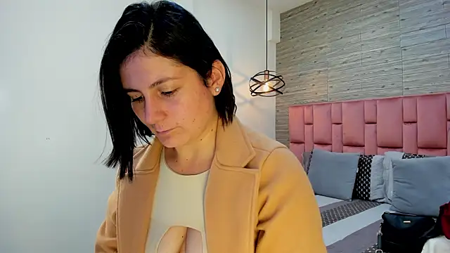 SarahDeyvis online show from February 26, 2025, 2:14 pm