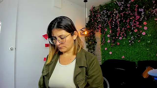 SarahDeyvis online show from November 3, 2025, 3:57 pm