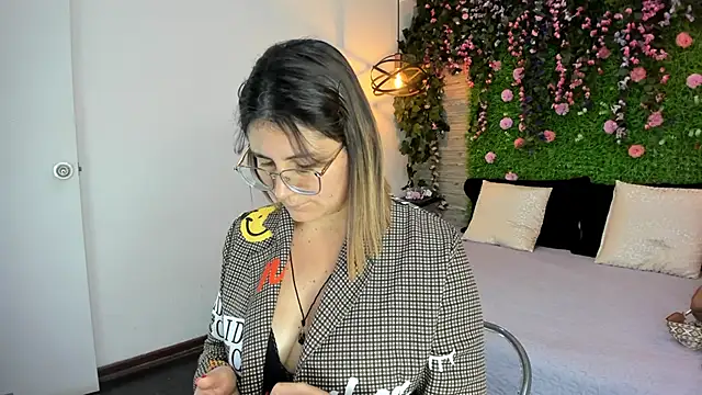 SarahDeyvis online show from November 21, 2025, 1:10 pm