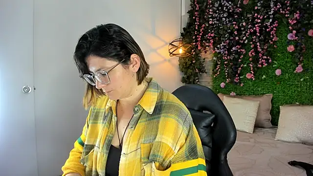 SarahDeyvis online show from December 16, 2025, 2:33 pm